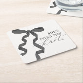 おしゃれな黒いリボンの結婚式前パーティー飾り スクエアペーパーコースター (アングル)