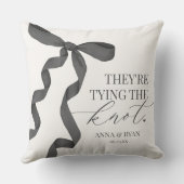 おしゃれな黒いリボンの結婚式前祝いギフト クッション (裏面)