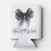 おしゃれな黒いリボン　彼女は結婚する 缶クーラー (裏面)