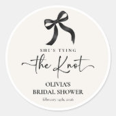 おしゃれな黒いリボン 結婚式前のお祝いのステッカー ラウンドシール (正面)