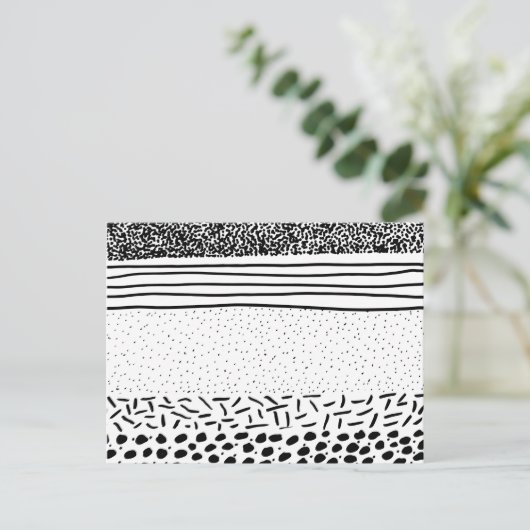 おしゃれな黒と白の手描き水玉模様のストライプ ポストカード (スタンド正面)