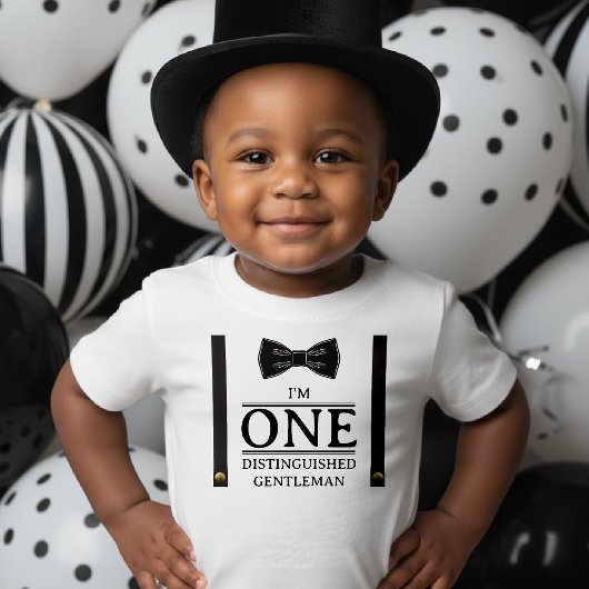 おしゃれな1歳の誕生日を迎えたお坊ちゃん ベビーTシャツ