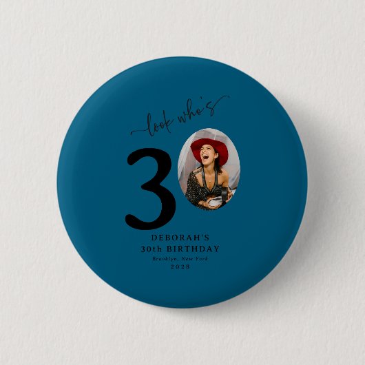おしゃれな30歳の誕生日おめでとう Funny Look Whos 30 缶バッジ (正面)