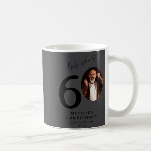 おしゃれな60歳の誕生日 Funny Look Whos 60 コーヒーマグカップ (右)