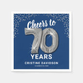 おしゃれな70歳の誕生日パーティー用のナプキン 現代的な青い背景に銀色の輝くグリッター、「70年を祝 スタンダードカクテルナプキン (正面)