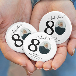おしゃれな80歳の誕生日お祝いギフト「見て誰が80歳」 缶バッジ