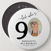おしゃれな90歳の誕生日「誰が90歳かチェック」 缶バッジ (正面&裏面)