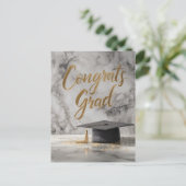 おしゃれな「おめでとう、卒業!」のデザイン(卒業帽付き) ポストカード (スタンド正面)