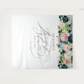 おしゃれな ブルッシュ ピンクの花のスクリプト ウェディングシャワー タペストリー (正面(横))