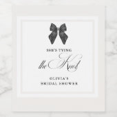 おしゃれな「彼女は結婚する」ブラックボウのブライダルシャワーの招待状 ワインラベル (シングルラベル)