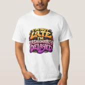 おしゃれに遅刻 ファニー タイポグラフィー Tシャツ (正面)