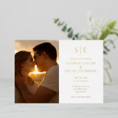 おしゃれ エレガント モノグラム フォト ウェディング ゴールド 箔招待状 (立ち正面)