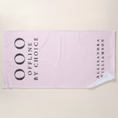 おしゃれ カスタム パステルピンク チャコール OOO ミニマリスト ビーチタオル (正面)