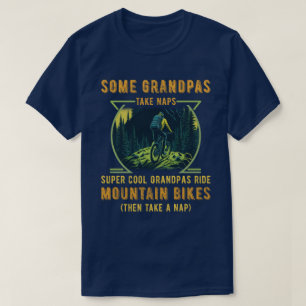 おじいさんたちが昼寝をすごい飲んクールでいるのは… Tシャツ