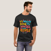 おじいちゃんおばあちゃんと同じ年齢って変な感じ Funny Tシャツ (正面フル)