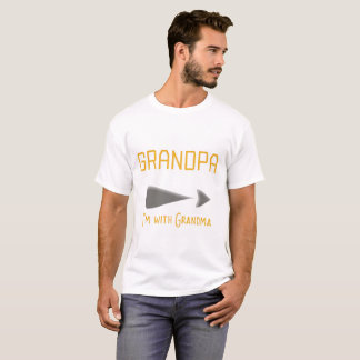 おじいちゃんおばあちゃんTシャツ持ってる Tシャツ