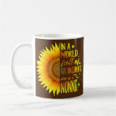 おじいちゃんがいっぱいの世界では、ニーヒマワリになる コーヒーマグカップ (左)