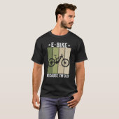 おじいちゃんだからE-Bikeに乗る おもしろバイク乗り Tシャツ (正面フル)