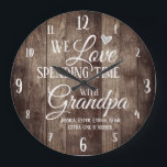 おじいちゃんと名前をカスタムする ラージ壁時計<br><div class="desc">おもしろいファミリの時計で、背景に木の板がテクスチャ付きおじいちゃんのお子さんのお子さんの名前カスタムと過ごすのが大好き。記念品の時計の下に大きな子どもの名前を付けユニークます。</div>