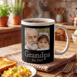 おじいちゃんになった年 ブラック モダン コーヒーマグカップ
