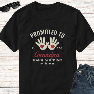 おじいちゃんになった記念の赤ちゃんの手形入り名言 Tシャツ