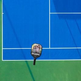 おじいちゃんになった ホワイト シンプル 大文字 スクリプト 写真 ピックルボールラケット