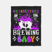 おじいちゃんになるための準備をしている赤ちゃんのおじいちゃん フリースブランケット (正面)