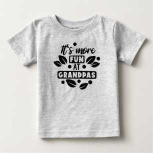 おじいちゃんの家が一番楽しい ベビーTシャツ