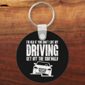 おじいちゃんもしおばあちゃんを運転するのが好きじゃない キーホルダー (裏面)