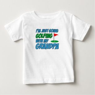 おじいちゃん孫とゴルフに行く ベビーTシャツ