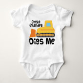 おじいちゃん素晴らしが私ブルドーザー車をデグ ベビーボディスーツ (正面)