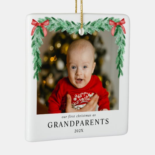 おじぎモダン初めてのクリスマスを祖父母の写真として セラミックオーナメント (右)
