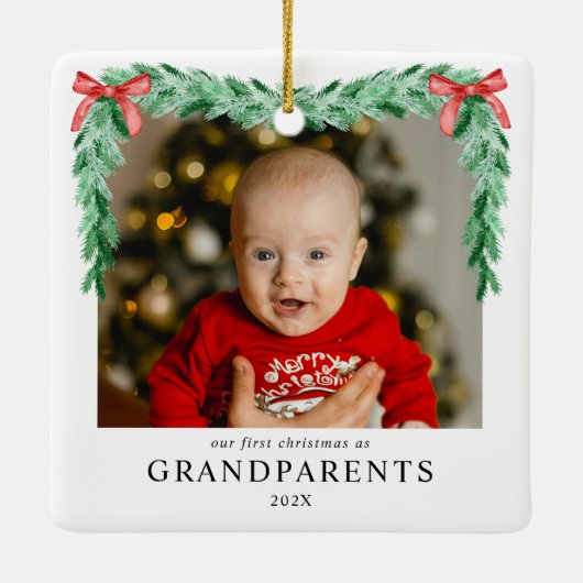 おじぎモダン初めてのクリスマスを祖父母の写真として セラミックオーナメント (裏面)