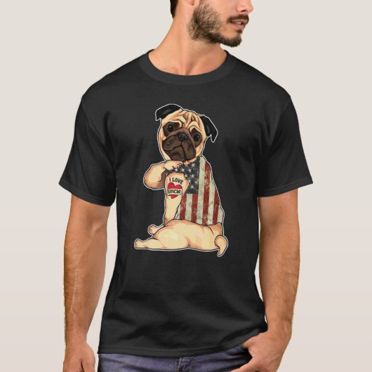 おじさんタトゥーパグ犬アメリカ国旗父の日を愛する Tシャツ (正面)