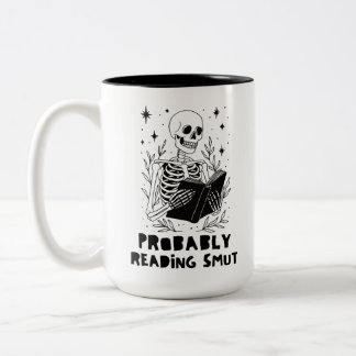 おそらくエロ小説を読んでいる骸骨の本好きTシャツ ツートーンマグカップ