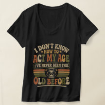 おちゃめな「自分の年齢通りに行動して」レトロなデザインのVネックレディースTシャツ