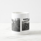 「おっと！」(偽おもしろいのバイクのミスハップのフェイクマン) ツートーンマグカップ (中央)