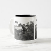 「おっと！ – 偽おもしろいバイク事故」マグカップ ツートーンマグカップ (正面左)