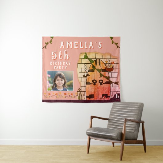 おとぎ話の城のドア花の誕生日パーティーの写真 タペストリー (インサイチュ(横))