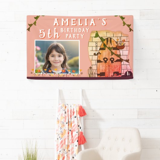 おとぎ話の城のドア花の誕生日パーティーの写真 横断幕 (インサイチュ)