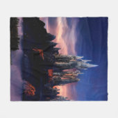 おとぎ話の暗い山の上の城 フリースブランケット (正面(横))