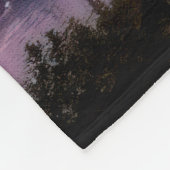 おとぎ話の暗い山の上の城 フリースブランケット (角)