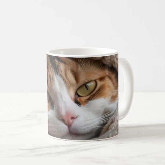 おとなしい三毛猫と毛布 コーヒーマグカップ (正面右)