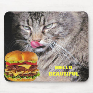 おなかがすいた猫が美しいチーズバーガーに出会う マウスパッド