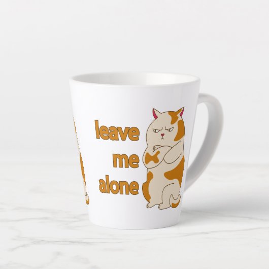 おなかの太った離れ猫が一人で カフェラテマグ (右アングル)