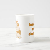 おなかの太った離れ猫が一人で ボーンチャイナマグカップ (正面)