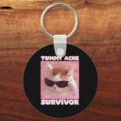 おなかの痛みを乗り越えたおもしろい猫 キーホルダー (正面)