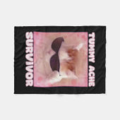 おなかの痛みを乗り越えたおもしろい猫 フリースブランケット (正面(横))