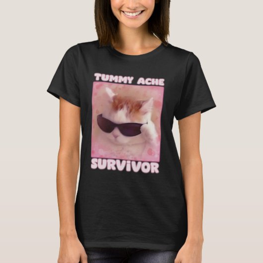 おなかの痛みを乗り越えたおもしろい猫 Tシャツ (正面)