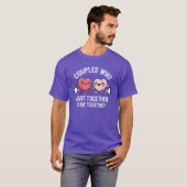おならするカップルは仲良し - 楽しいデザイン Tシャツ (正面フル)